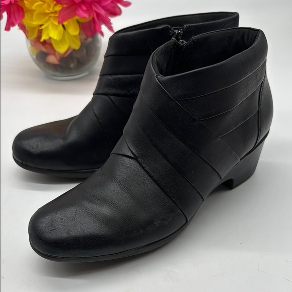 Clarks Black Ankle Boots with Low Heel and Sleek Design Size 9 BAB7735H - Picture 1 of 8
